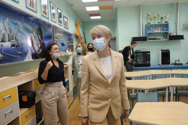 Елена Шмелева поздравила педагога нижегородского победителя Международной олимпиады по&nbsp;биологии