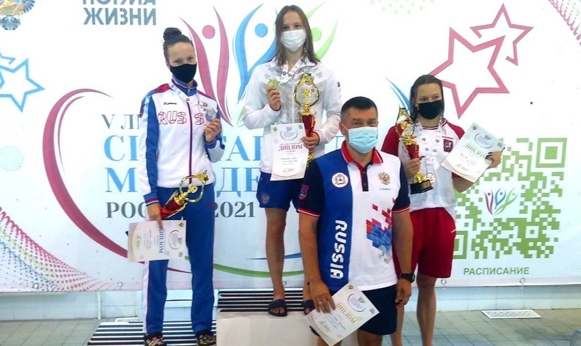 На юниорском первенстве Европы по плаванию нижегородка Елена Богомолова выиграла серебряную медаль