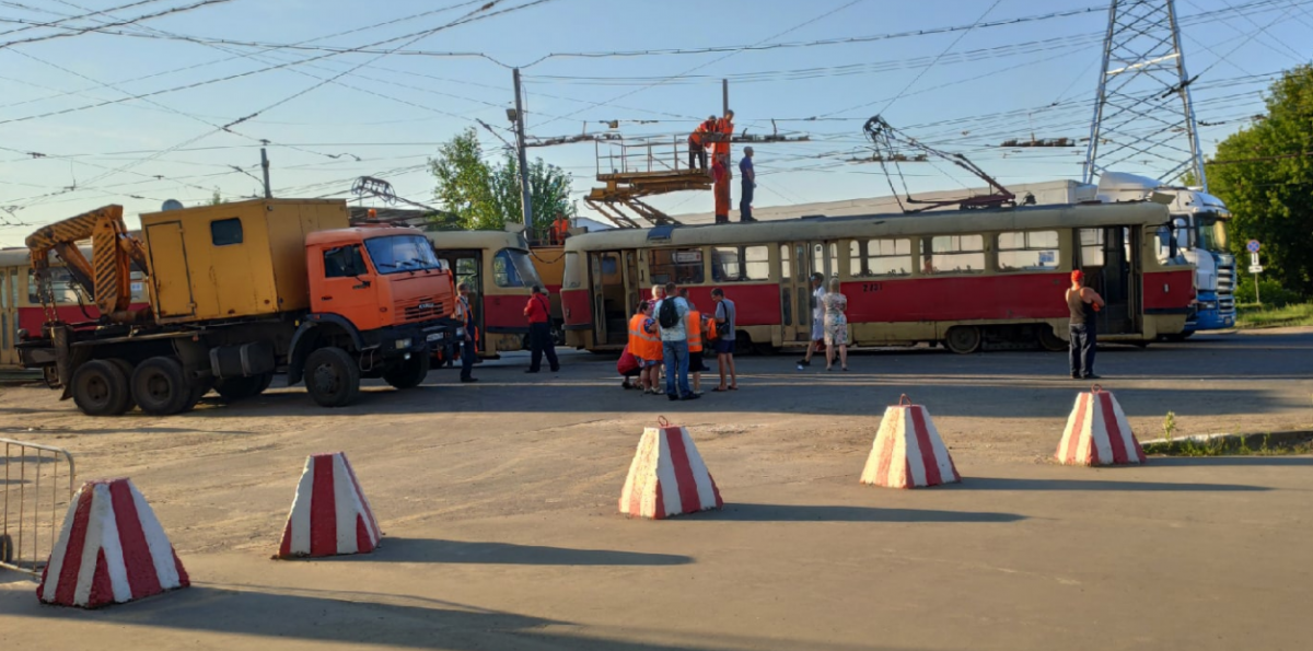 Автокран и трамвай столкнулись около метро «Буревестник» в Сормовском районе