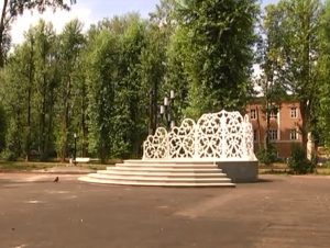 Сцену для проведения свадебных регистраций и&nbsp;городских праздников установили в одном из парков&nbsp;Лыскова