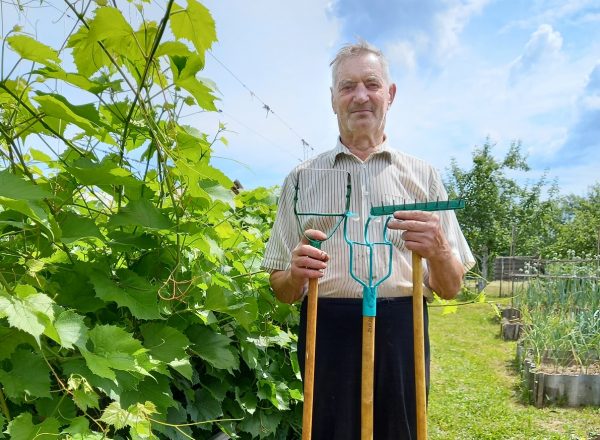 >Огородный Кулибин: житель Чкаловского округа изобретает для своего участка полезные приспособления