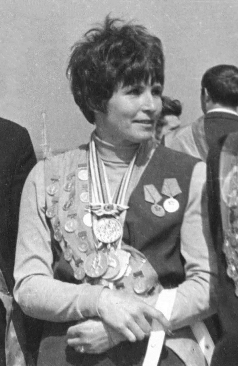 Галина Быстрова на Играх 1956 и 1960 годов заняла 4-е и 5-е места в беге на 80 метров с барьерами