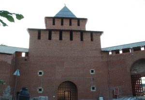 В Ивановской башне Нижегородского кремля отреставрировали остекление
