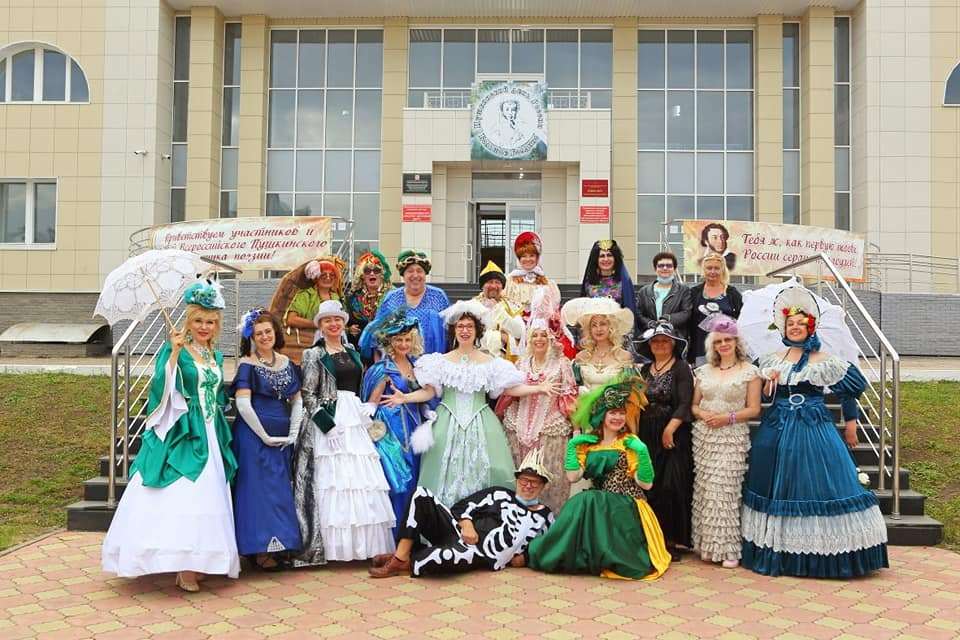 Карнавальную тему Ирины Гончаровой поддерживают народные мастера из разных городов России, есть последователи и в Нижнем Новгороде