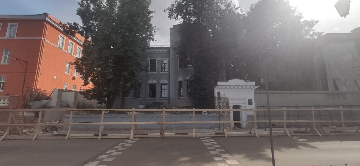 Снос ограды у исторического особняка в Нижнем Новгороде приостановили