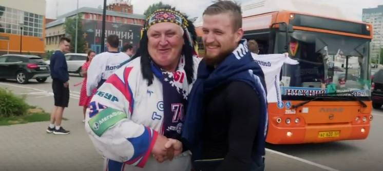 Болельщик с 50-летним стажем Александр Васин всегда мечтал прокатить хоккеистов «Торпедо» на своем автобусе.