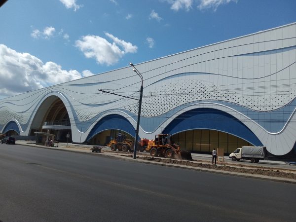 У аквапарка «Океанис» на проспекте Гагарина демонтируют строительный забор