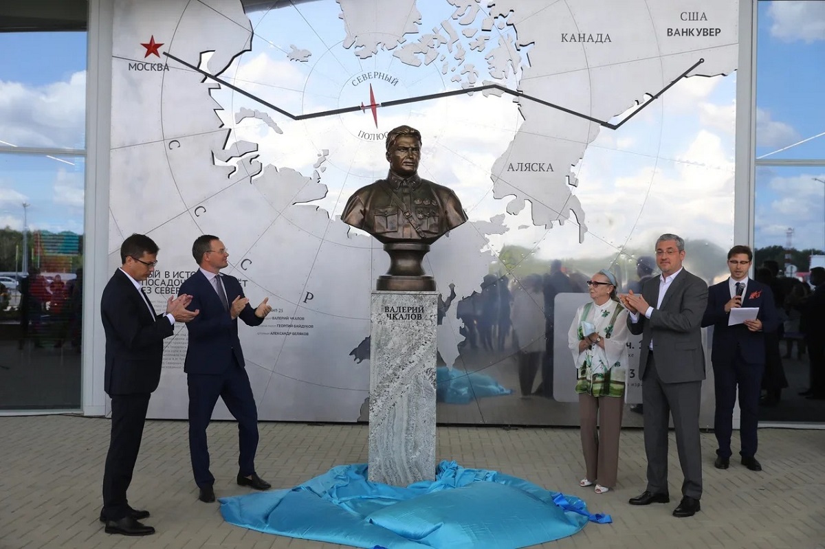 Перед центральным фасадом установлен бронзовый бюст, отлитый по проекту скульптора, народного художника России Салавата Щербакова