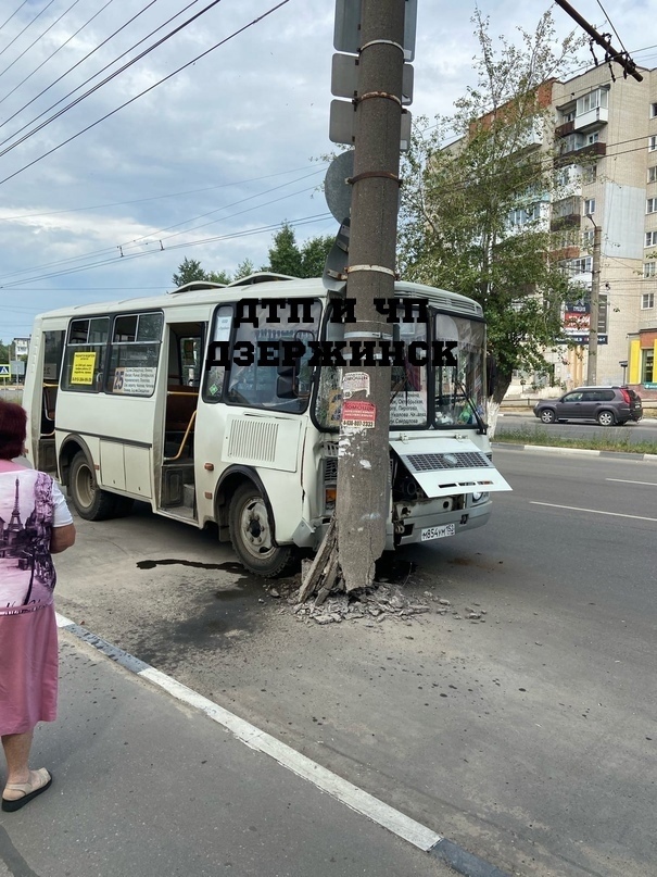 Водитель автобуса врезался в столб в Дзержинске