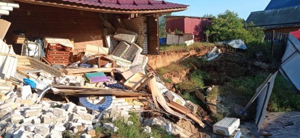 Грунт обвалился на три метра под гаражом в Балахне