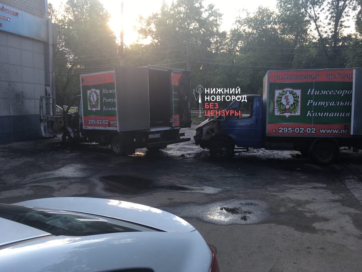 Две машины ритуальных служб сгорели ночью в Автозаводском районе
