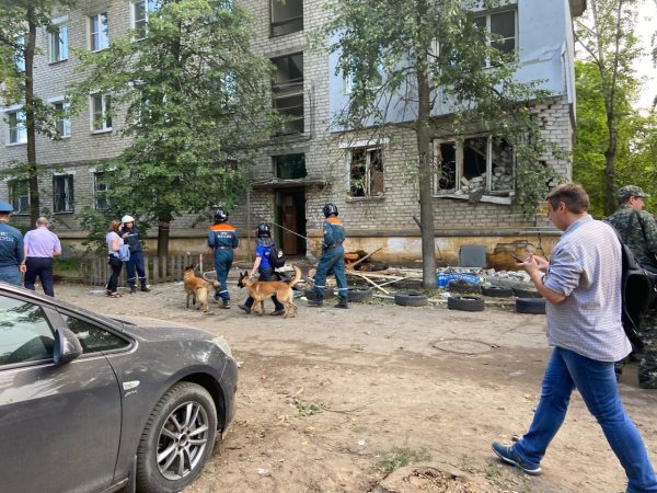 Сотрудники МЧС проводят обследование дома после хлопка газа на улице Светлоярской (ВИДЕО)