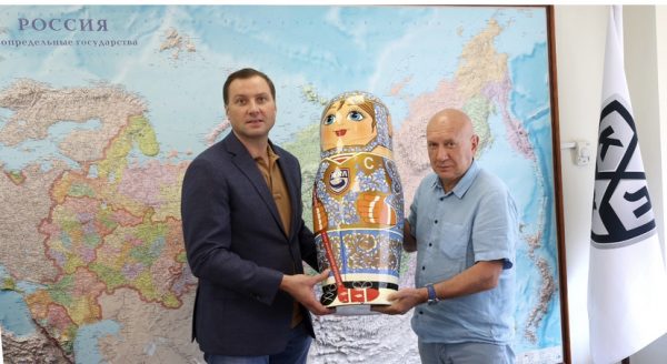 Президент нижегородского клуба СКИФ вручил матрешку с хохломой КХЛ в честь 25-летия клуба