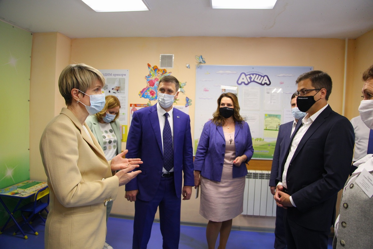 Глава города Юрий Шалабаев в ходе визита Елены Шмелевой рассказал о работе молочных кухонь, планах по их развитию