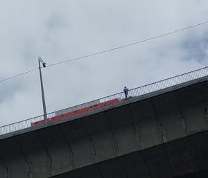 Сотрудники МЧС спасли молодого человека, стоявшего на краю Мызинского моста в Нижнем Новгороде