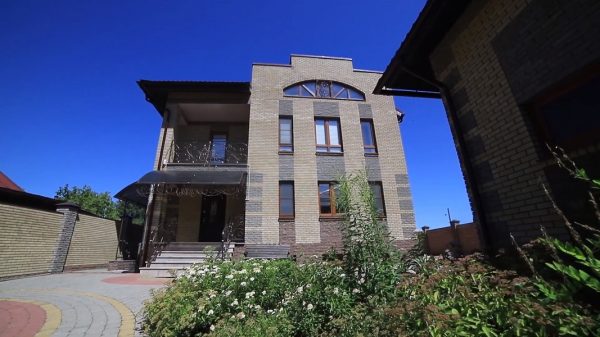 Особняк в Кстовском районе продают за 43 миллиона рублей