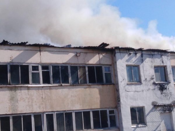 >Двухэтажное здание цеха по производству поддонов загорелось в Урене