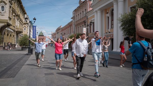 «С Минина на Горького пешком по Покровке!»: как снималось видеопоздравление Нижнему Новгороду