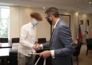 Нижегородские одиннадцатиклассники спасли ребенка на детской площадке от похищения