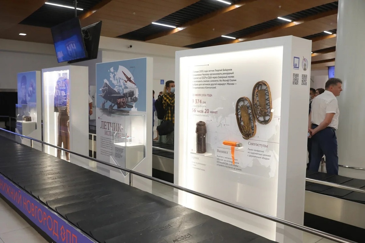 В зале выдачи багажа представлена выставка экспонатов из коллекции мемориального музея Чкалов