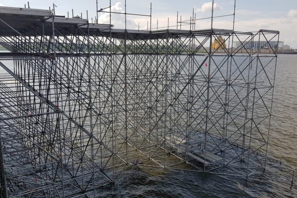 На Нижневолжской набережной уже начали возводить сцену к гала-шоу 800-летия Нижнего Новгорода