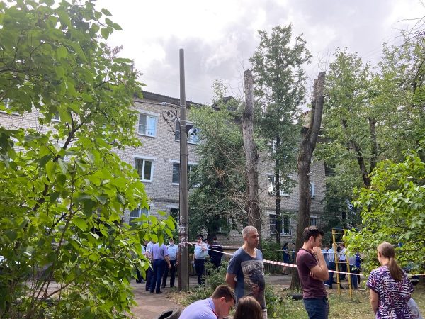 Сотрудники полиции оцепили место происшествия на улице Светлоярской