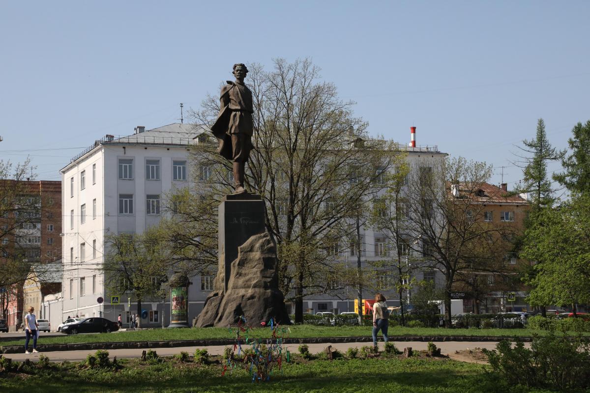 Семиметровая скульптура из бронзы была отлита в 1947 году на ленинградском заводе