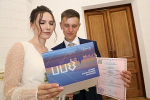 10 пар молодоженов получили поздравительные открытки от&nbsp;главы региона