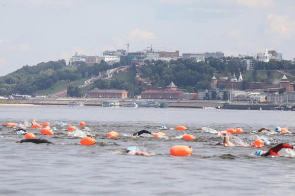 Спортсмены из 10 стран мира переплыли Волгу: фоторепортаж с X‑WATERS Volga в Нижнем Новгороде
