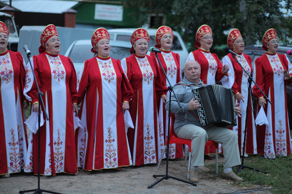 В ярмарке принимают участие и жители деревни Малая Ельня