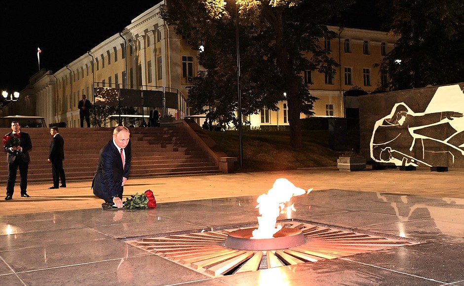 Глава государства возложил цветы к Вечному огню на мемориале «Горьковчане в Великой Отечественной войне»