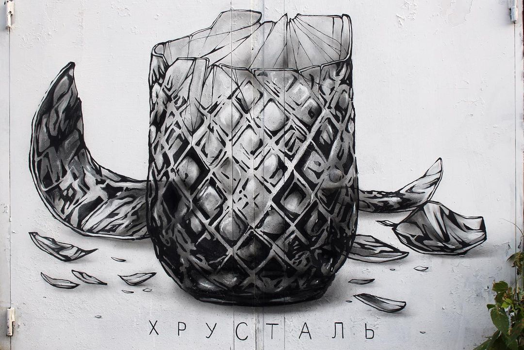 «Вазу окончательно разбили»: Никита Nomerz создал финальную версию своего стрит-арта