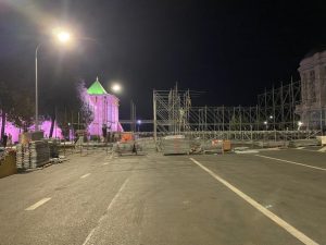 На площади Минина и Пожарского началась установка праздничной сцены