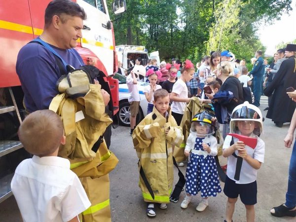 Будущие первоклассники из 2,5 тысяч семей, оказавшихся в трудной жизненной ситуации, получили подарки ко Дню знаний