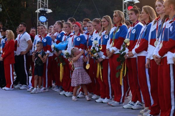 Глеб Никитин поздравил гимнасток Дину Аверину и Анастасию Максимову с высокими государственными наградами