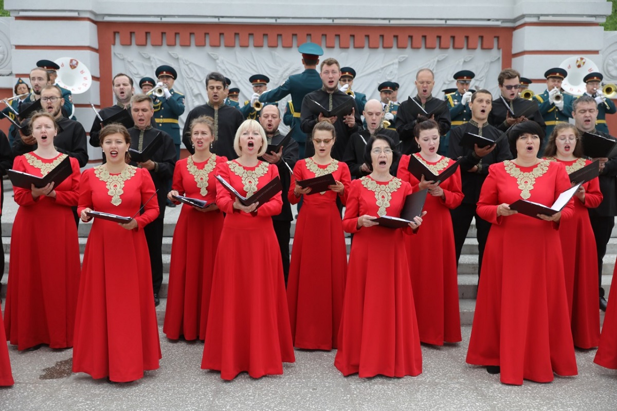Вместе с участниками гимн России исполнили оркестр и камерный хор «Нижний Новгород»
