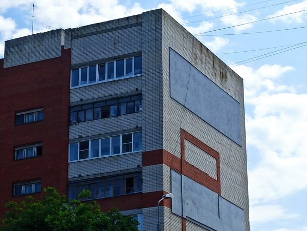 Стену многоэтажки в&nbsp;Кстове утеплили для подготовки к&nbsp;зиме после предписания Госжилинспекции