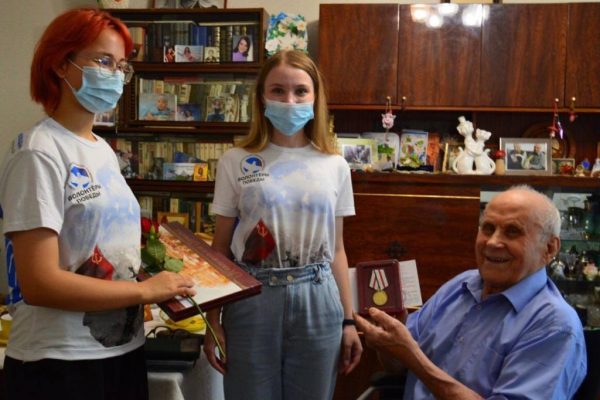Волонтеры Победы вручили ветеранам медали «В&nbsp;память 800-летия Нижнего Новгорода»