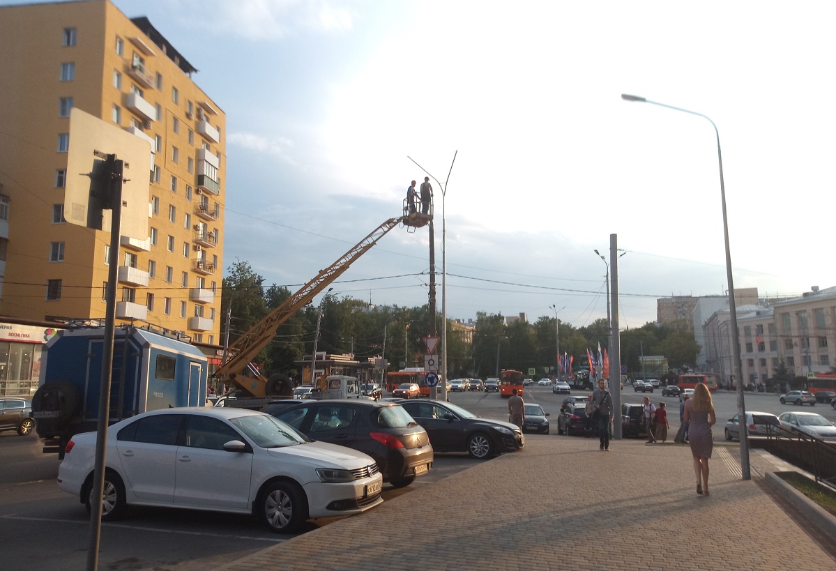 На площади Свободы в Нижнем Новгороде устанавливают новые опоры для фонарей