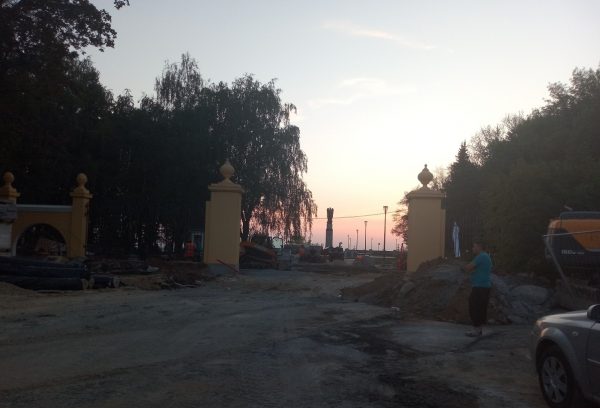 Строительный забор демонтируют у входов в парк «Швейцария»