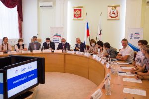 Геннадий Онищенко вручил нижегородским школьникам путевки в «Артек»