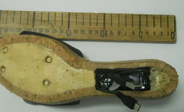 Телефон и наушник спрятали в обувь, чтобы передать обвиняемой в нижегородском изоляторе
