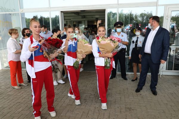 Сестры Аверины приехали в Нижний Новгород: смотрим, как встречали в аэропорту знаменитых гимнасток