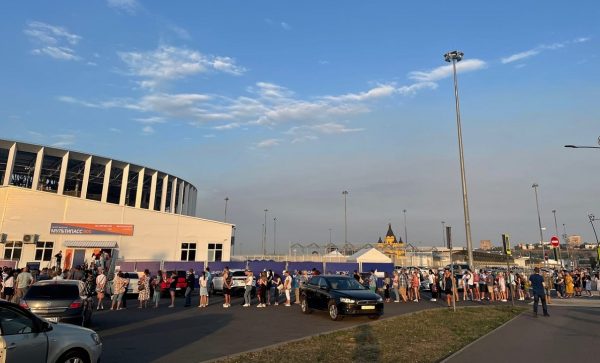 Нижегородцы выстроились в очереди в пункт выдачи «Мультипасов 800»