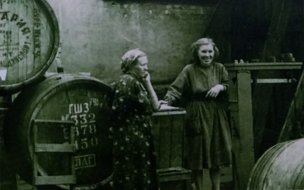 С игристого – на «коктейли Молотова»: история Горьковского завода шампанских вин