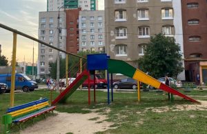 Депутаты-единороссы помогают волонтерам ремонтировать детские площадки