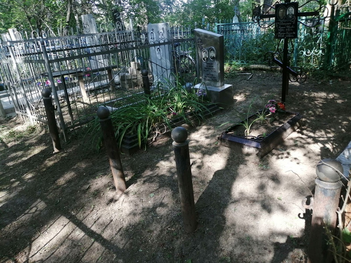 Цепи и ограды похитили с кладбища в Дзержинске