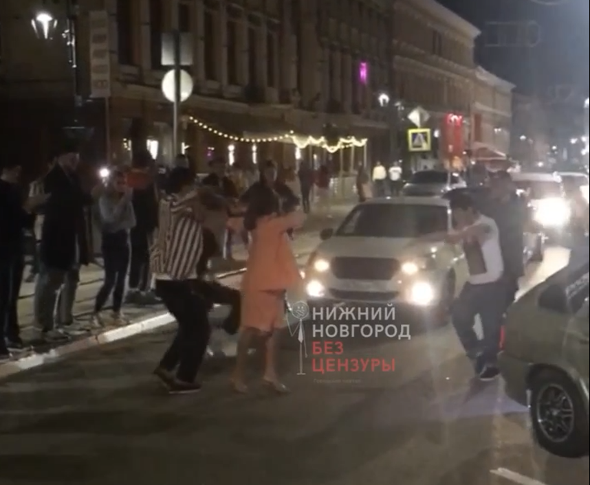 Танцоры лезгинки перекрыли улицу Рождественскую в Нижнем Новгороде