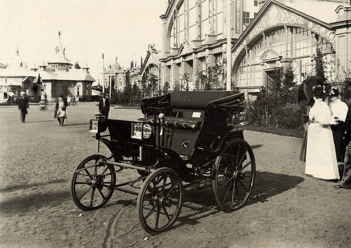 На Всероссийской промышленно-технической и художественной выставке 1896 года посетители увидели первый русский автомобиль с бензиновым двигателем конструкции Евгения Яковлева и Петра Фрезе