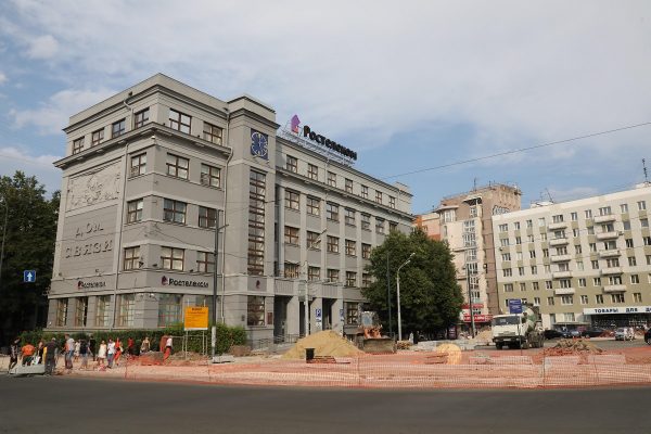 Парковка на 40 машиномест появилась около Дома связи на площади Горького